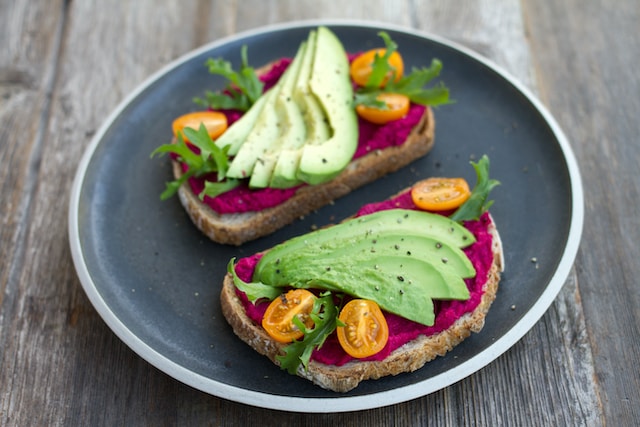 Sammensæt den perfekte og sunde frokost med grøntsager, frugt, protein, korn, fibre og fedt.